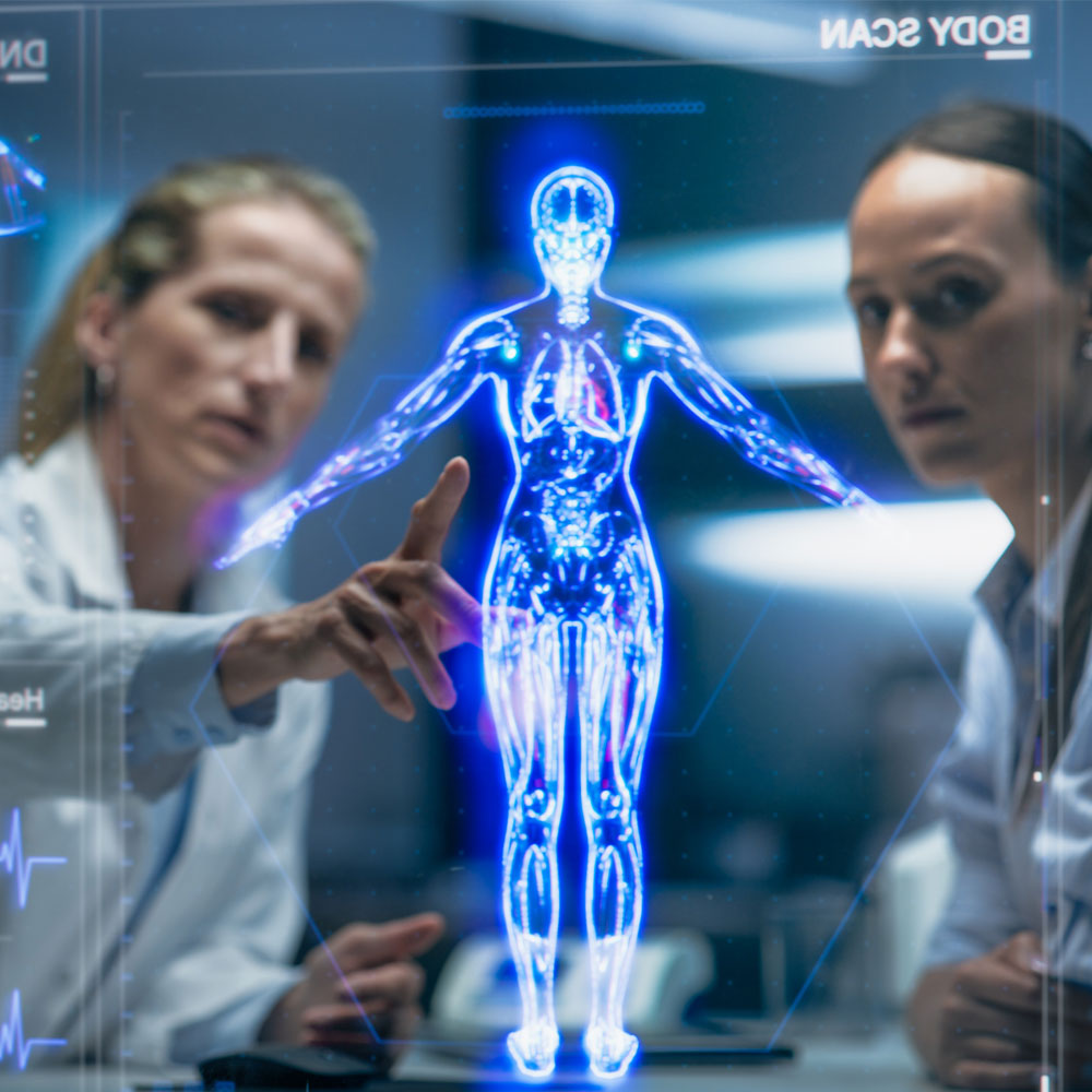 Zwei medizinische Fachkräfte betrachten eine transparente digitale Oberfläche mit einer leuchtenden 3D-Körperdarstellung, DNA-Grafik und Vitaldaten.