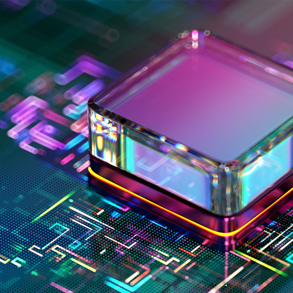 Transparenter, quadratischer Chip mit leuchtenden Kanten auf einem bunten, abstrakten Leiterplatten-Hintergrund.